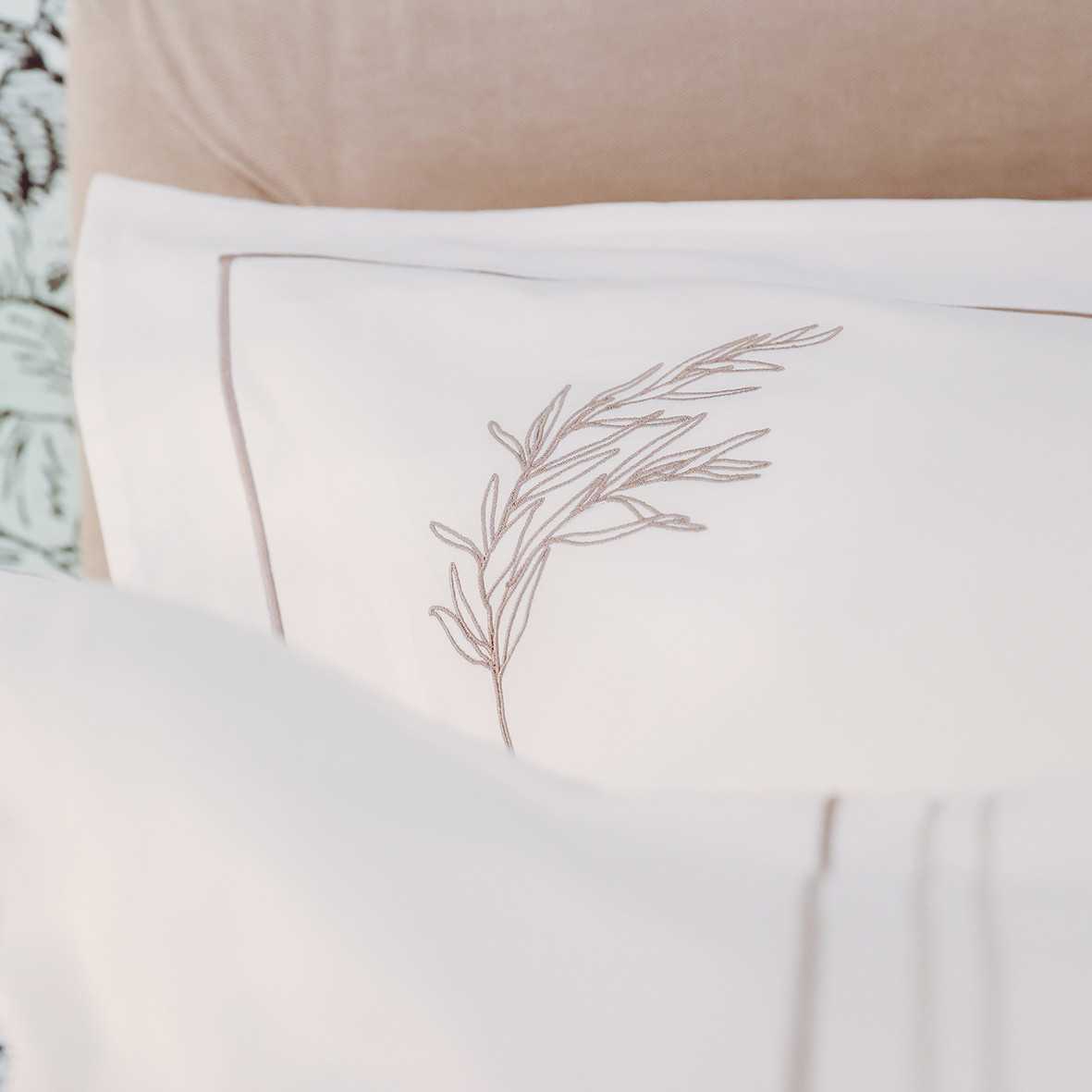 Pillowcase embroidery on the left  "Jardins de Kyoto" - White