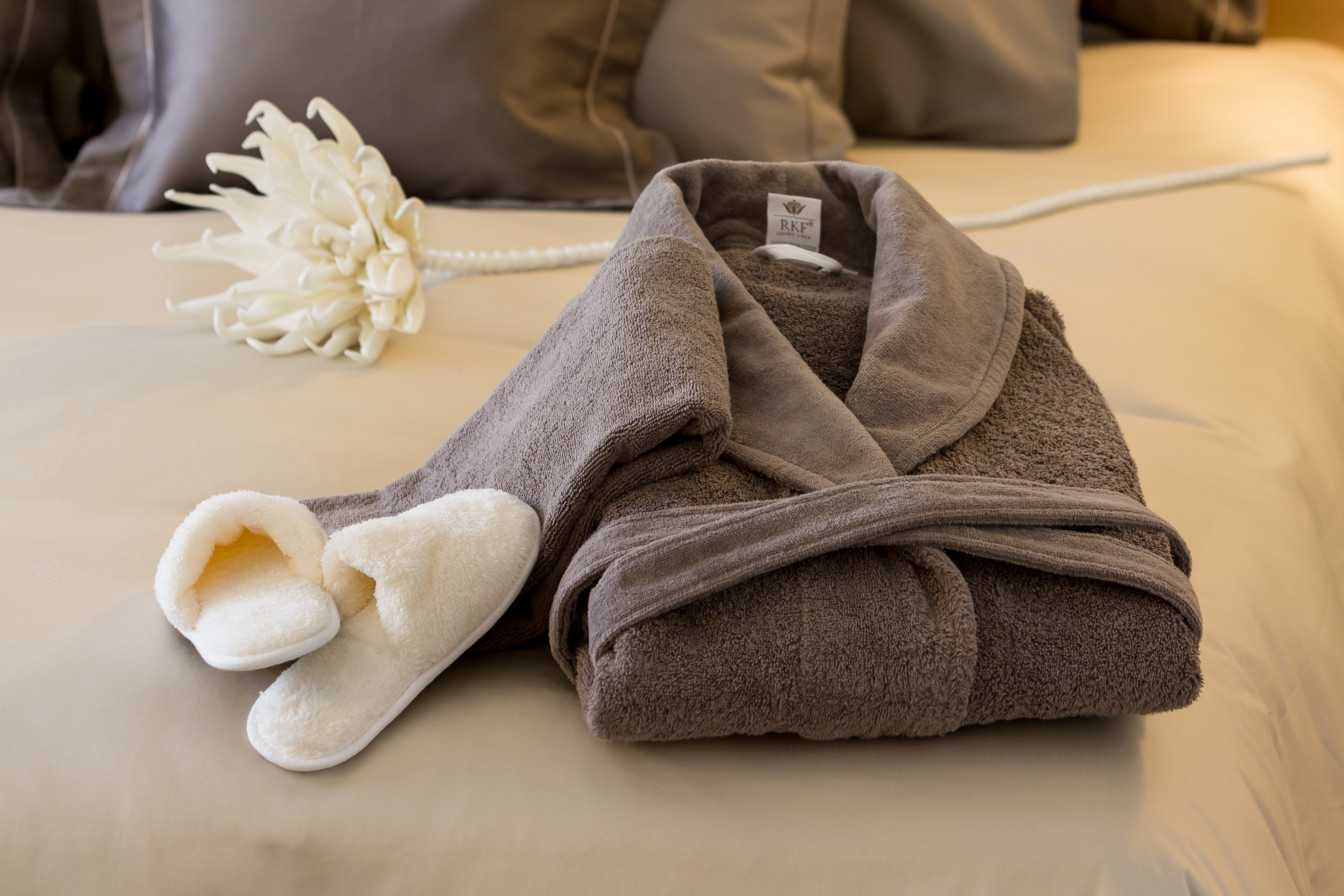 How to fold a bathrobe like in a luxury hotel?